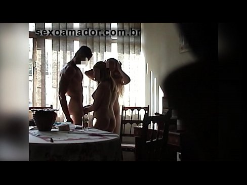 ❤️ Des amis sexuels invitent un homme géant et font un plan à trois avec lui ❤️ Vidéo de baise at us ️❤