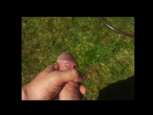 ❤️ Une chaudasse se fait baiser la chatte rose et jouit avec une giclée dans un jardin d'été... ❤️ Vidéo de baise at us ️❤
