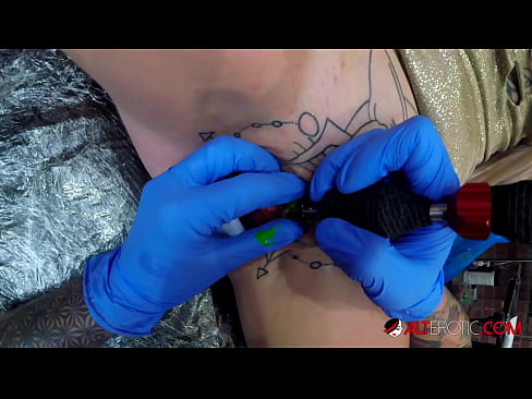❤️ Sully Savage, une chaudasse extrêmement tatouée, s'est fait tatouer le clitoris. ❤️ Vidéo de baise at us ️❤